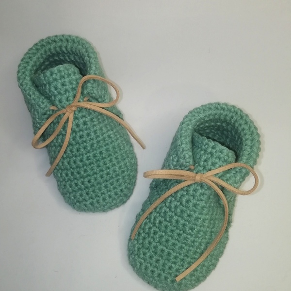 Πλεκτά παπουτσάκια αγκαλιάς "For a walk" old green - δώρα για βάπτιση, unisex, δώρο γέννησης, αγκαλιάς