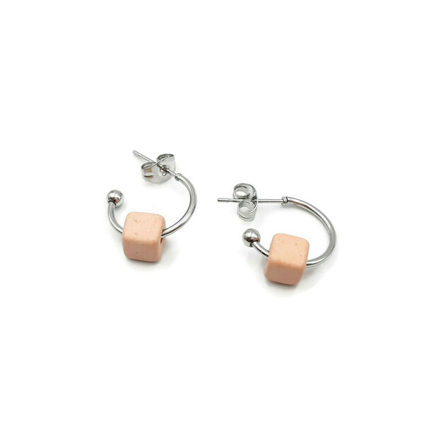 Ατσάλινα διακριτικά σκουλαρίκια με κύβους σε ροζ χρώμα. - κρίκοι, πέτρες, μικρά, ατσάλι - 2