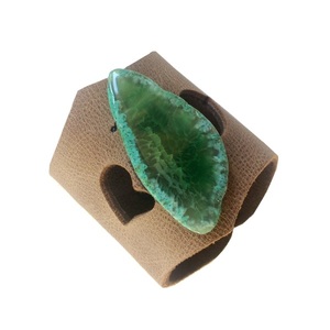 Δερμάτινο βραχιόλι καρπού (μανσέτα) καφέ-μπεζ με πράσινο αχάτη - δέρμα, ημιπολύτιμες πέτρες, χεριού, φαρδιά