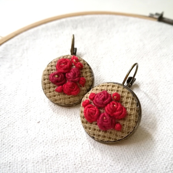 Κεντητά κόκκινα σκουλαρίκια με τριαντάφυλλα σε μπρονζέ βάση - κεντητά, romantic, must αξεσουάρ, κρεμαστά - 2