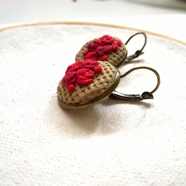 Κεντητά κόκκινα σκουλαρίκια με τριαντάφυλλα σε μπρονζέ βάση - κεντητά, romantic, must αξεσουάρ, κρεμαστά - 3