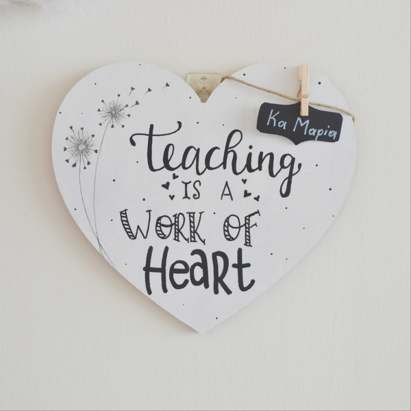 Διακοσμητική καρδιά από mdf για δασκάλους, ζωγραφισμένη στο χέρι, με διαστάσεις 15 x 15 εκ. - καρδιά, mdf, personalised, διακοσμητικά - 5