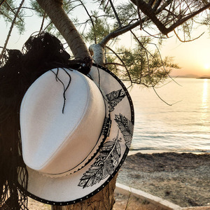 Custom / Handpainted καπέλο Boho-Chic / Feathers - boho, αξεσουάρ παραλίας, δώρα για γυναίκες, ψάθινα