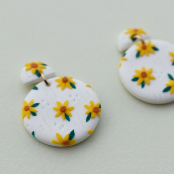 "Yellow daisies"- Χειροποίητα καρφωτά σκουλαρίκια με μαργαρίτες (πηλός, αρζαντό) (3,5εκ.) - πηλός, λουλούδι, μικρά, boho, κρεμαστά - 2