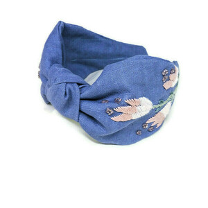 Χειροποίητη φλοράλ στέκα με κέντημα στο χέρι σε μπλε λινό ύφασμα με λεπτομέρειες από ροζ χάντρες / Handmade floral embroidery headband in blue linen cloth . - ύφασμα, φλοράλ, στέκες