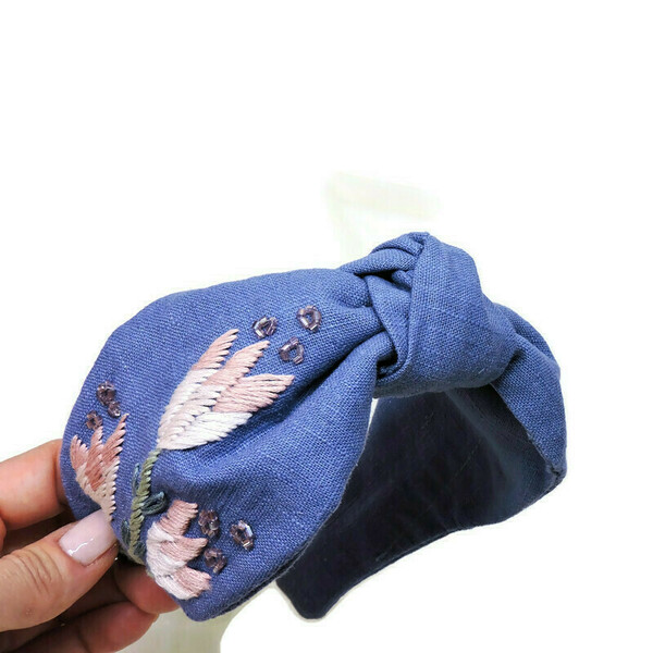 Χειροποίητη φλοράλ στέκα με κέντημα στο χέρι σε μπλε λινό ύφασμα με λεπτομέρειες από ροζ χάντρες / Handmade floral embroidery headband in blue linen cloth . - ύφασμα, φλοράλ, στέκες - 4