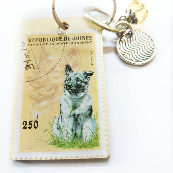 Μπρελόκ με συλλεκτικό γραμματόσημο σκύλος 5,5×3,2cm - σκυλάκι, ξύλινα