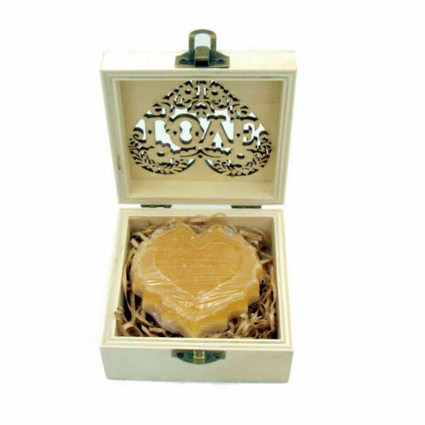 Ξύλινο κουτί με χειροποίητο διακοσμητικό σαπουνάκι καρδιά με μέλι