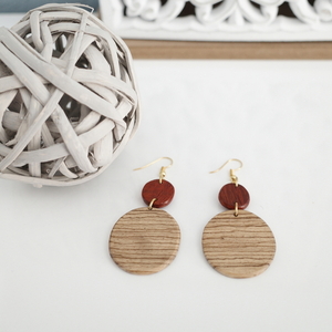 Ξύλινα σκουλαρίκια με ριγέ και κόκκινους δίσκους - ξύλο, δίσκος, κρεμαστά - 2