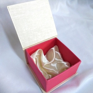 Μπομπονιέρα γάμου-αρραβώνα-βάπτισης μπιζουτιέρα ιβουάρ-ροζ από σκληρό χαρτοπολτό με σατέν επένδυση 7,5×7,5×4cm - γάμου - 3