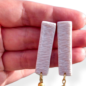Καλοκαιρινά σκουλαρίκια λευκά με καρφάκι από πολυμερικό πηλό με μαργαριτάρια θαλασσινού νερού. - πηλός, καρφωτά, ατσάλι