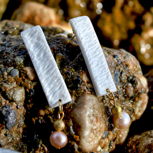 Καλοκαιρινά σκουλαρίκια λευκά με καρφάκι από πολυμερικό πηλό με μαργαριτάρια θαλασσινού νερού. - πηλός, καρφωτά, ατσάλι - 2