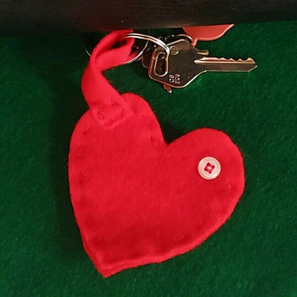 Μπρελόκ "καρδιά" από κόκκινη τσόχα και εσωτερικό χώρο αποθήκευσης 8x8εκ. - ύφασμα, διακοσμητικά, ιδεά για δώρο, αγ. βαλεντίνου, σπιτιού - 4