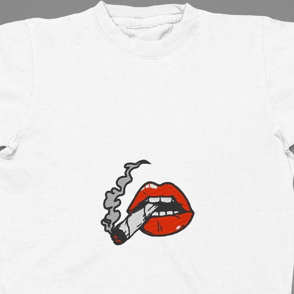 Βαμβακερό μπλουζάκι με κεντητό σχέδιο Κέντημα art noir χείλη με τσιγάρο - βαμβάκι, κεντητά - 3