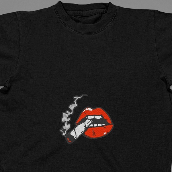 Βαμβακερό μπλουζάκι με κεντητό σχέδιο Κέντημα art noir χείλη με τσιγάρο - βαμβάκι, κεντητά - 5