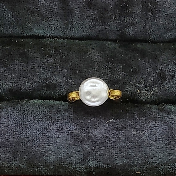 Δαχτυλίδι από ορείχαλκο και πέρλα ανάγλυφη πλακέ. - μαργαριτάρι, ορείχαλκος, μικρά, σταθερά, πέρλες - 3