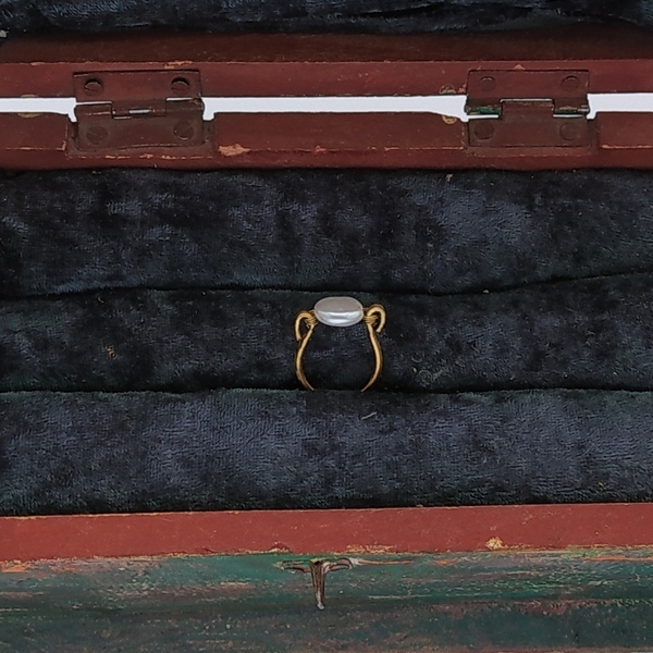 Δαχτυλίδι από ορείχαλκο και πέρλα ανάγλυφη πλακέ. - μαργαριτάρι, ορείχαλκος, μικρά, σταθερά, πέρλες - 2