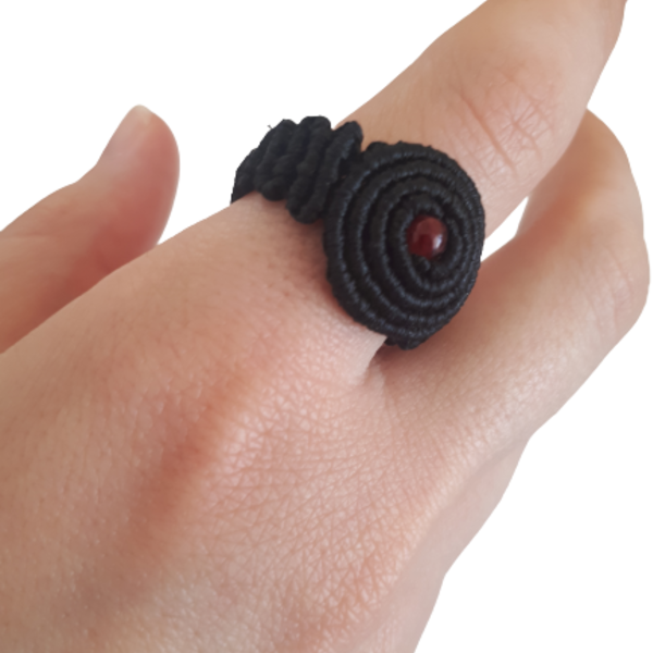 Macrame δαχτυλίδι με κόκκινη χάντρα - μακραμέ, χάντρες, boho, αυξομειούμενα