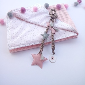 Baby Gift Box Σετ των 3 Παιδικό Γούρι Φυλαχτό - Ματάκι για Νεογέννητο, Βρεφική Κουβέρτα και Γιρλάντα με Πον Πον Αστέρια The Pink Feather - κορίτσι, δώρα για μωρά, σετ δώρου, φυλαχτά, κουβέρτες - 2