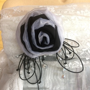 Καρφίτσα τριαντάφυλλο από μαύρο ύφασμα και λευκή οργάντζα - ύφασμα, χάντρες - 4