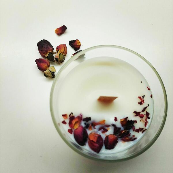 Χειροποίητο φυτικό κερί σόγιας με ροδοπέταλα - δώρο, τριαντάφυλλο, αρωματικά κεριά, κερί σόγιας, vegan friendly