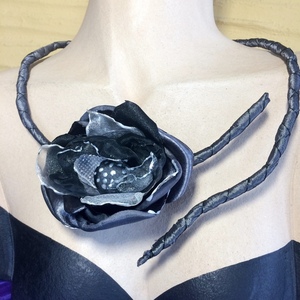 Χειροποίητο υφασμάτινο κολιέ Σπιράλ Λουλούδι μαύρο-γκρι - ύφασμα, romantic, κοντά, λουλούδι, μεγάλα - 3