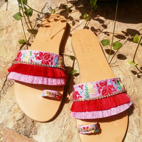 Χειροποίητο δερμάτινο σανδάλι με boho τρέσα, στρας και κρόσσια σε ροζ και κόκκινο χρώμα - δέρμα, boho, φλατ, slides - 4
