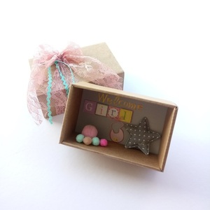 Ευχετήρια Κάρτα in a ΒΟΧ Welcome Baby Girl 7,6 x 12,3 x 4,9 εκ σπιρτόκουτο Είδη Δώρων Ευχετήριες Κάρτες Γέννησης 3D The Pink Feather - βρεφικά, δώρο για νεογέννητο, δώρα για μωρά - 3