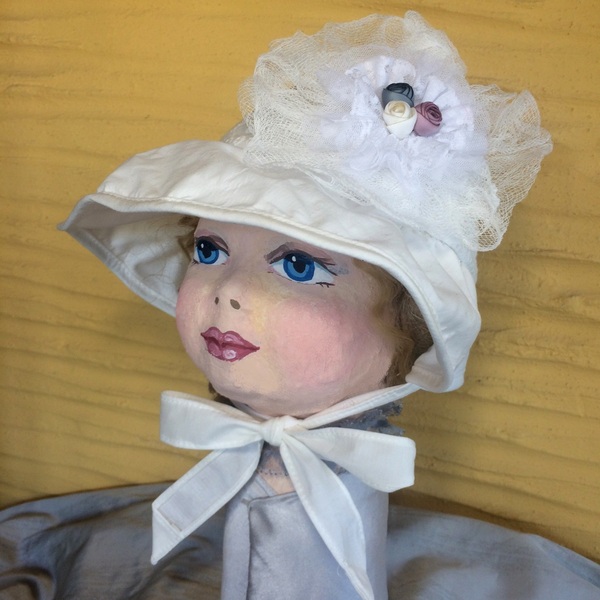 Παιδικό λευκό μπροντερί καπελάκι στολισμένο με φρουφρού γάζας και τριανταφυλλάκια - ύφασμα, δαντέλα, λουλουδάτο, καπέλα - 2