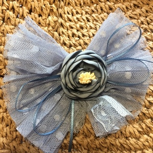 Παιδικό καφέ ψάθινο καπελάκι με δαντελένιο δέσιμο,στολισμένο με μπλε φιόγκο και λουλούδι - δαντέλα, λουλουδάτο, καπέλα, ψάθινα - 4