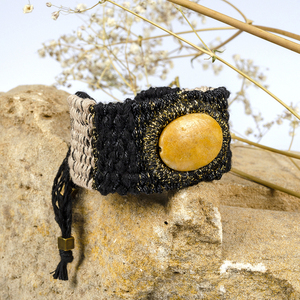 ATHINA MAILI - Φαρδύ χειροποίητο υφαντό βραχιόλι μαύρο μπεζ λινό με κίτρινη πέτρα καλσίτη - ημιπολύτιμες πέτρες, υφαντά, boho, χεριού, αυξομειούμενα, φαρδιά - 2