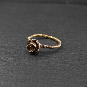 "Golden Rose" - Xειροποίητο επίχρυσο 18Κ δαχτυλίδι με στριφτή γάμπα και ένα τριαντάφυλλο. - επιχρυσωμένα, ορείχαλκος, τριαντάφυλλο, λουλούδι, μικρά - 3