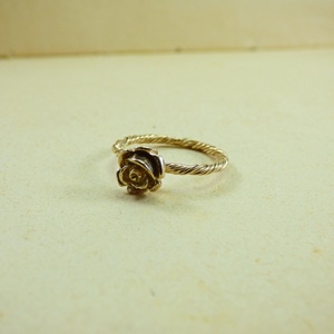 "Golden Rose" - Xειροποίητο επίχρυσο 18Κ δαχτυλίδι με στριφτή γάμπα και ένα τριαντάφυλλο. - επιχρυσωμένα, ορείχαλκος, τριαντάφυλλο, λουλούδι, μικρά - 4