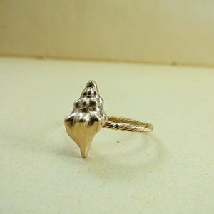 " Golden Seashell Triton " - Xειροποίητο επίχρυσο 18Κ δαχτυλίδι με στριφτή γάμπα και ένα κοχύλι Τρίτωνα. - επιχρυσωμένα, ορείχαλκος, κοχύλι, θάλασσα, μικρά - 3