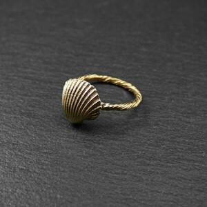 " Golden Seashell " - Xειροποίητο επίχρυσο 18Κ δαχτυλίδι με στριφτή γάμπα και ένα κοχύλι. - επιχρυσωμένα, ορείχαλκος, κοχύλι, θάλασσα, μικρά - 3
