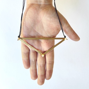 Μενταγιόν - τρίγωνο με μαργαριτάρια, εξ ολοκλήρου χειροποίητο (2 σχέδια) - μαργαριτάρι, ορείχαλκος, αλπακάς, χειροποίητα, πρωτότυπα δώρα - 2