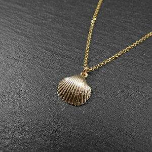 " Golden Shell " - Xειροποίητο επίχρυσο 18Κ μενταγιόν με ένα κοχύλι - επιχρυσωμένα, ορείχαλκος, κοχύλι, κοντά - 2