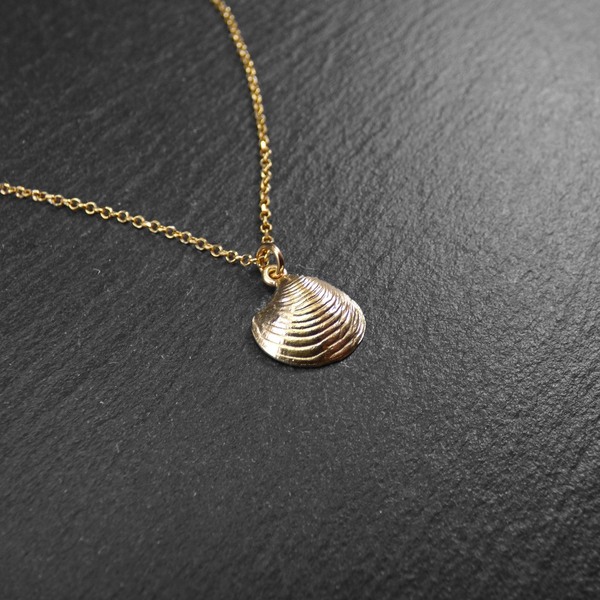 " Golden Shell ΙΙ" - Xειροποίητο επίχρυσο 18Κ μενταγιόν με ένα κοχύλι - επιχρυσωμένα, ορείχαλκος, κοχύλι, κοντά - 2