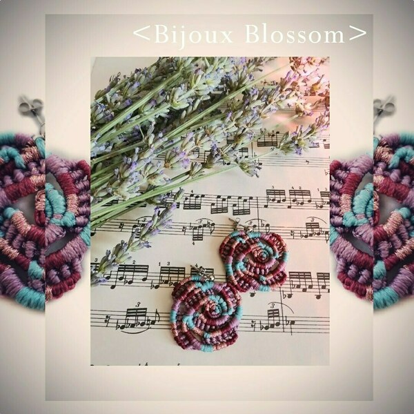 Μακραμέ καρφωτά σκουλαρίκια πολύχρωμο τριαντάφυλλο με μπίλια σε ασημί απόχρωση - τριαντάφυλλο, μακραμέ, λουλούδι, μικρά, κρεμαστά, καρφάκι - 3