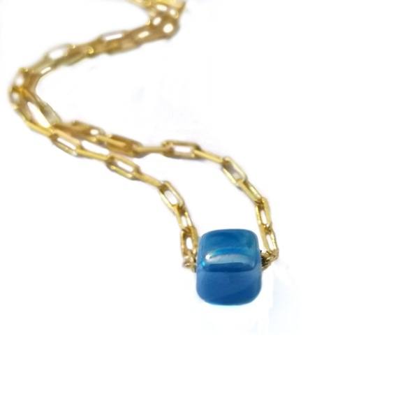 Επίχρυσο κολιέ με μπλε κεραμικό κύβο - charms, επιχρυσωμένα, απαραίτητα καλοκαιρινά αξεσουάρ, κοντά