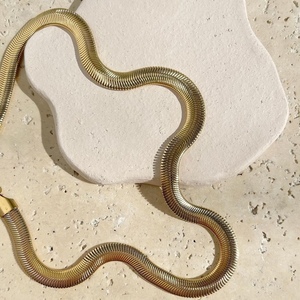 Bold Πλακέ αλυσίδα φίδι χρυσή από ανοξείδωτο ατσάλι - αλυσίδες, κοντά, ατσάλι - 4