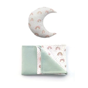 Baby Gift Box Σετ των 2 Μαξιλάρι Φεγγαράκι, Κουβέρτα Πικέ Μέντα Ουράνια Τόξα 1 x 0,70εκ The Pink Feather - κορίτσι, φεγγάρι, σετ δώρου, μαξιλάρια, κουβέρτες