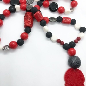 Μακρύ κόκκινο κολιέ με νεκροκεφαλή - ημιπολύτιμες πέτρες, απαραίτητα καλοκαιρινά αξεσουάρ, ροζάριο - 4