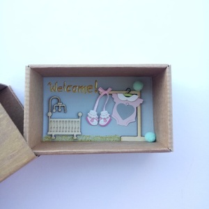 Ευχετήρια Κάρτα in a ΒΟΧ Welcome Baby Girl 7,6 x 12,3 x 4,9 εκ σπιρτόκουτο χαρτί Είδη Δώρων Ευχετήριες Κάρτες Γέννησης 3D The Pink Feather - βρεφικά, δώρο για νεογέννητο, δώρα για μωρά - 3