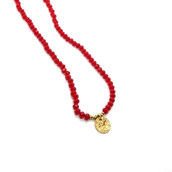 Κολιέ με κόκκινες χάντρες και στρογγυλό κρεμαστό στοιχείο - χάντρες, κοντά, seed beads, επιχρυσωμένο στοιχείο
