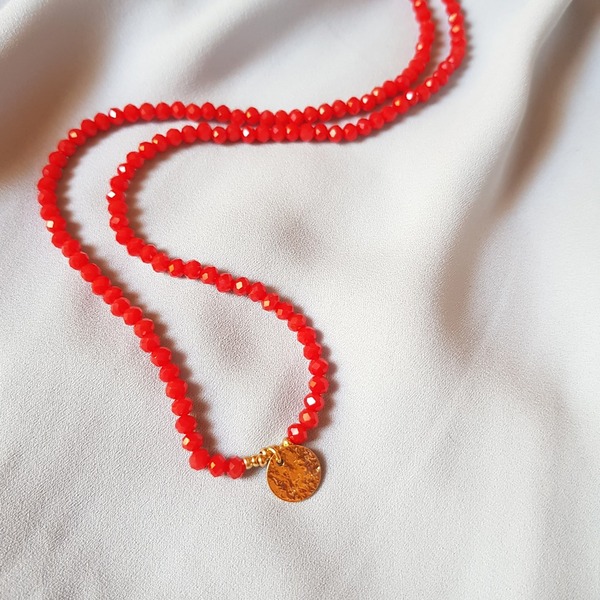 Κολιέ με κόκκινες χάντρες και στρογγυλό κρεμαστό στοιχείο - χάντρες, κοντά, seed beads, επιχρυσωμένο στοιχείο - 3