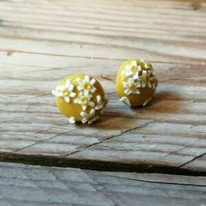 Σκουλαρίκια από πολυμερικό πηλό χειροποίητα σε κίτρινο φόντο με μαργαρίτες - πηλός, λουλούδι, μικρά, ατσάλι, καρφάκι - 3