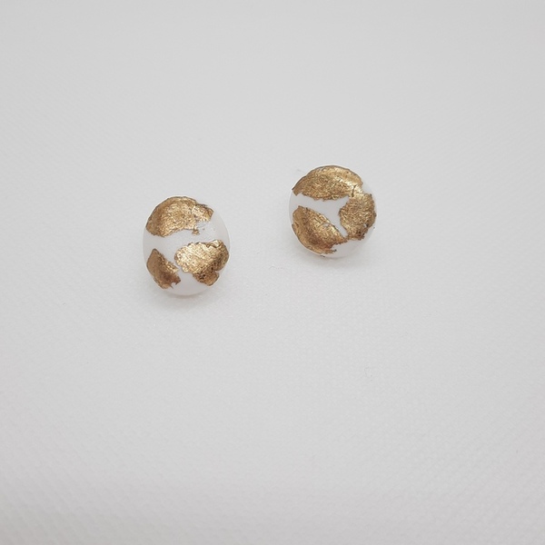 Σκουλαρίκια λευκά με φύλλα χρυσού από πολυμερικό πηλό - επιχρυσωμένα, πηλός, καρφωτά, μικρά, ατσάλι, καρφάκι - 2