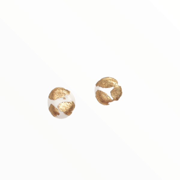 Σκουλαρίκια λευκά με φύλλα χρυσού από πολυμερικό πηλό - επιχρυσωμένα, πηλός, καρφωτά, μικρά, ατσάλι, καρφάκι