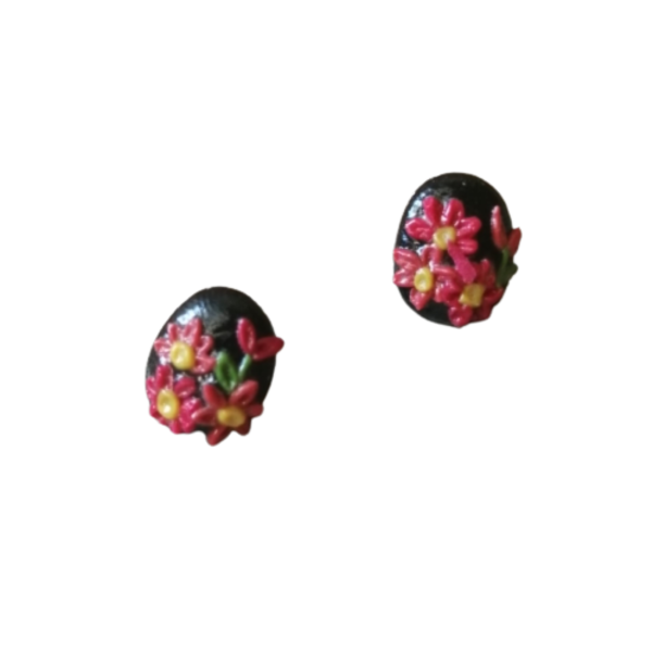 Σκουλαρίκια από πολυμερικό πηλό χειροποίητα σε μαύρο φόντο με ροζ μαργαρίτες - πηλός, καθημερινό, λουλούδι, μικρά, καρφάκι